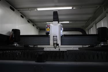 Maquina de corte con tecnología láser fibra (interior de la cabina)