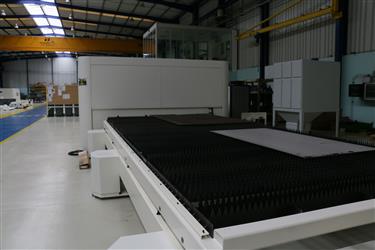 Maquina de corte con tecnología láser fibra (instalación)